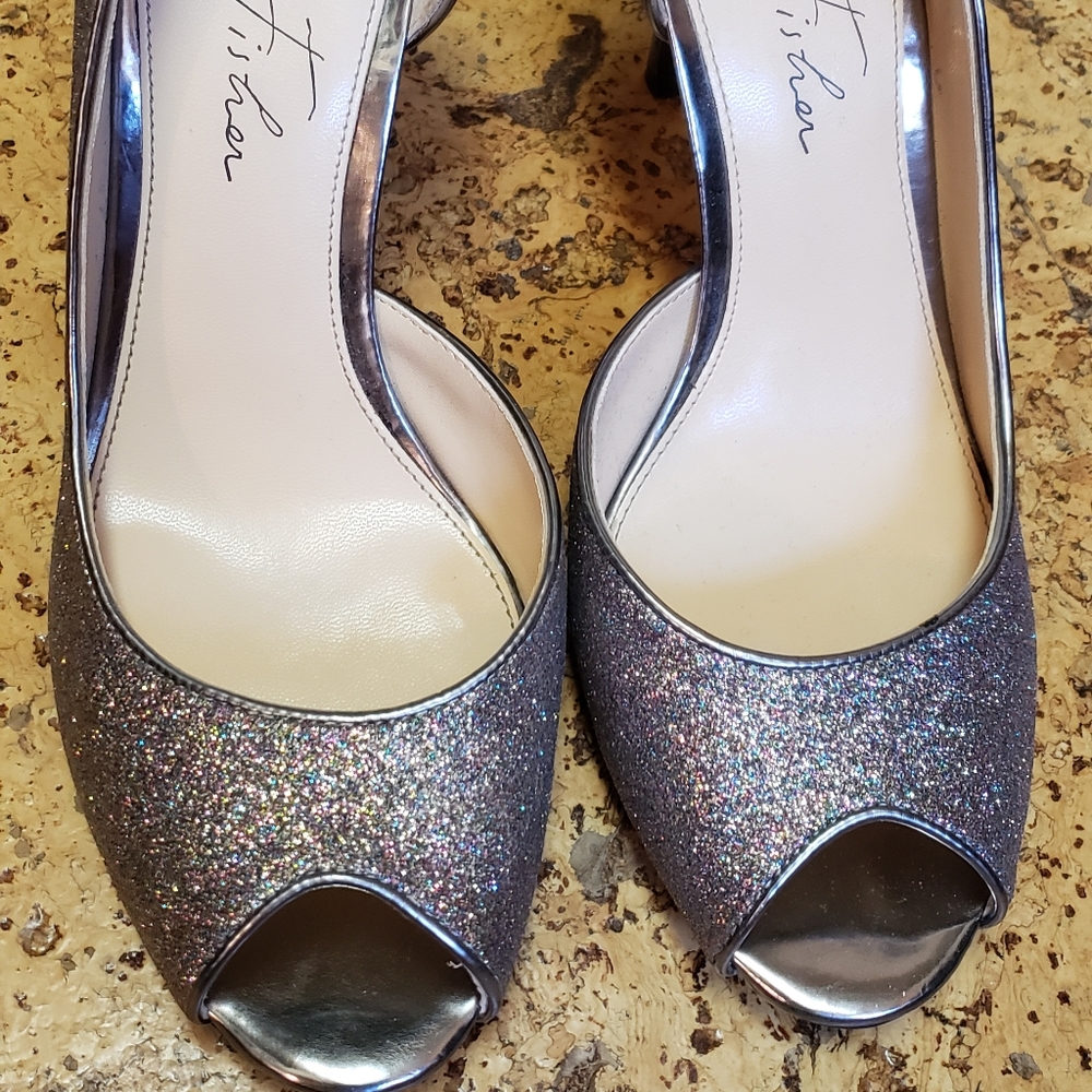 Marc Fisher heels size 7 1/2, the sole has a little grip too